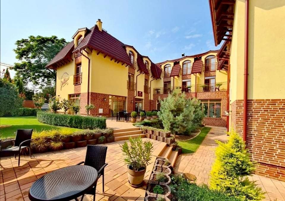 Jolan Pension & Restaurant Cicov 外观 照片