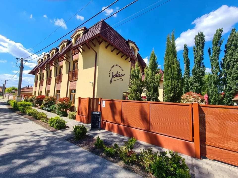 Jolan Pension & Restaurant Cicov 外观 照片