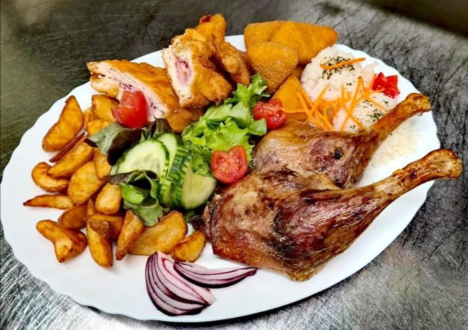 Jolan Pension & Restaurant Cicov 外观 照片