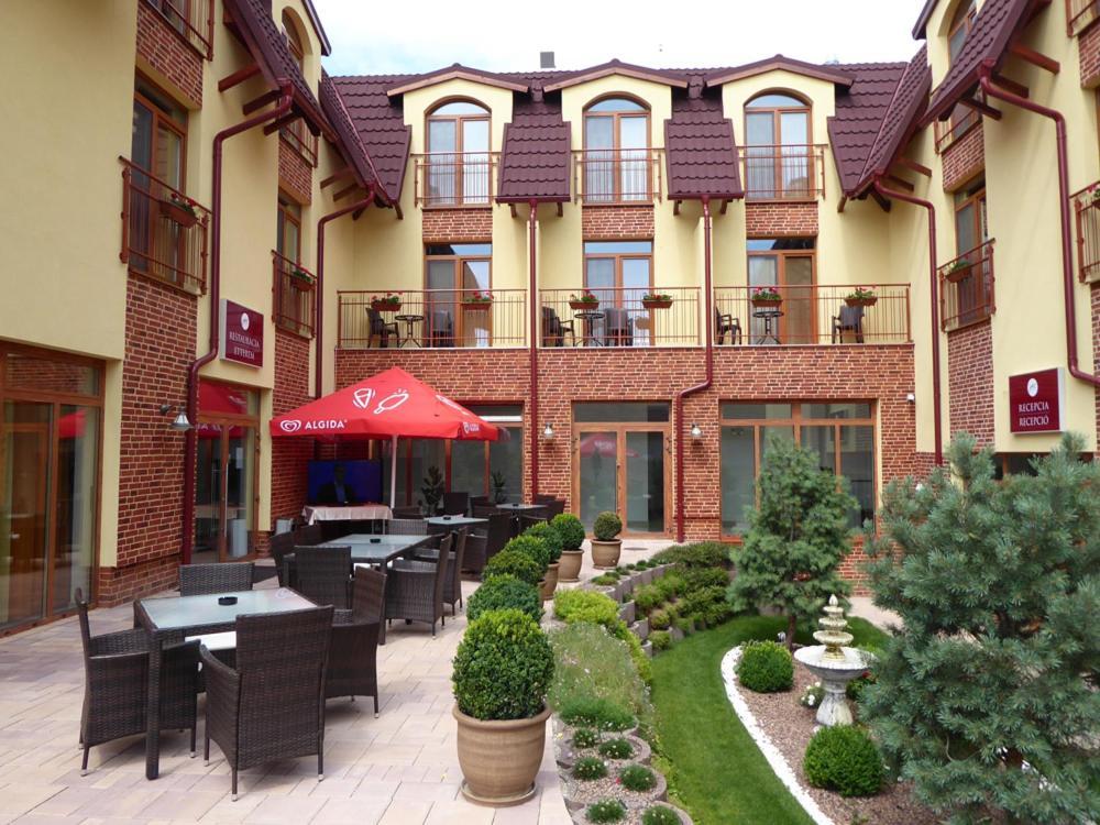 Jolan Pension & Restaurant Cicov 外观 照片