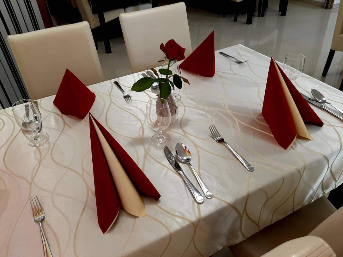 Jolan Pension & Restaurant Cicov 外观 照片