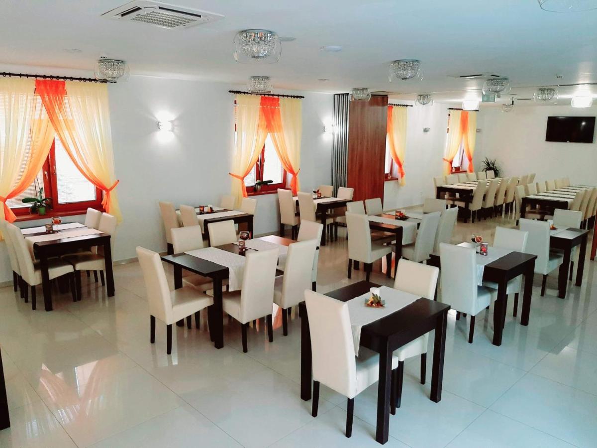 Jolan Pension & Restaurant Cicov 外观 照片