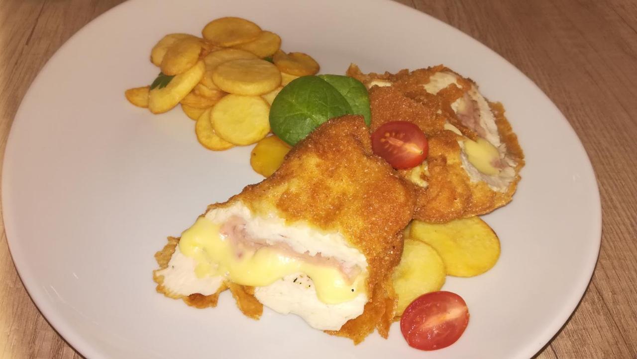 Jolan Pension & Restaurant Cicov 外观 照片